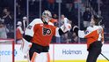 Brankář Philadephie Dan Vladař se raduje z výhry proti Seattlu se svým spoluhráčem Trevorem Zegrasem