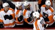 Obránce Philadelphie Radko Gudas slaví branku se svými spoluhráči