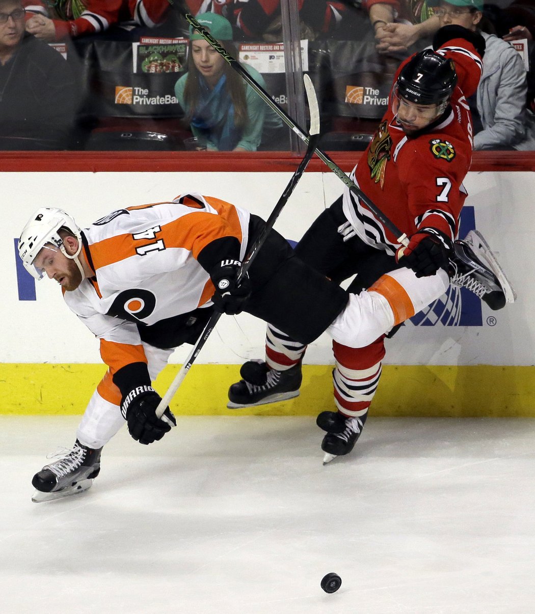 Brent Seabrook a Sean Couturier z Philadelphie se starali více o vzájemné naražení, než o puk