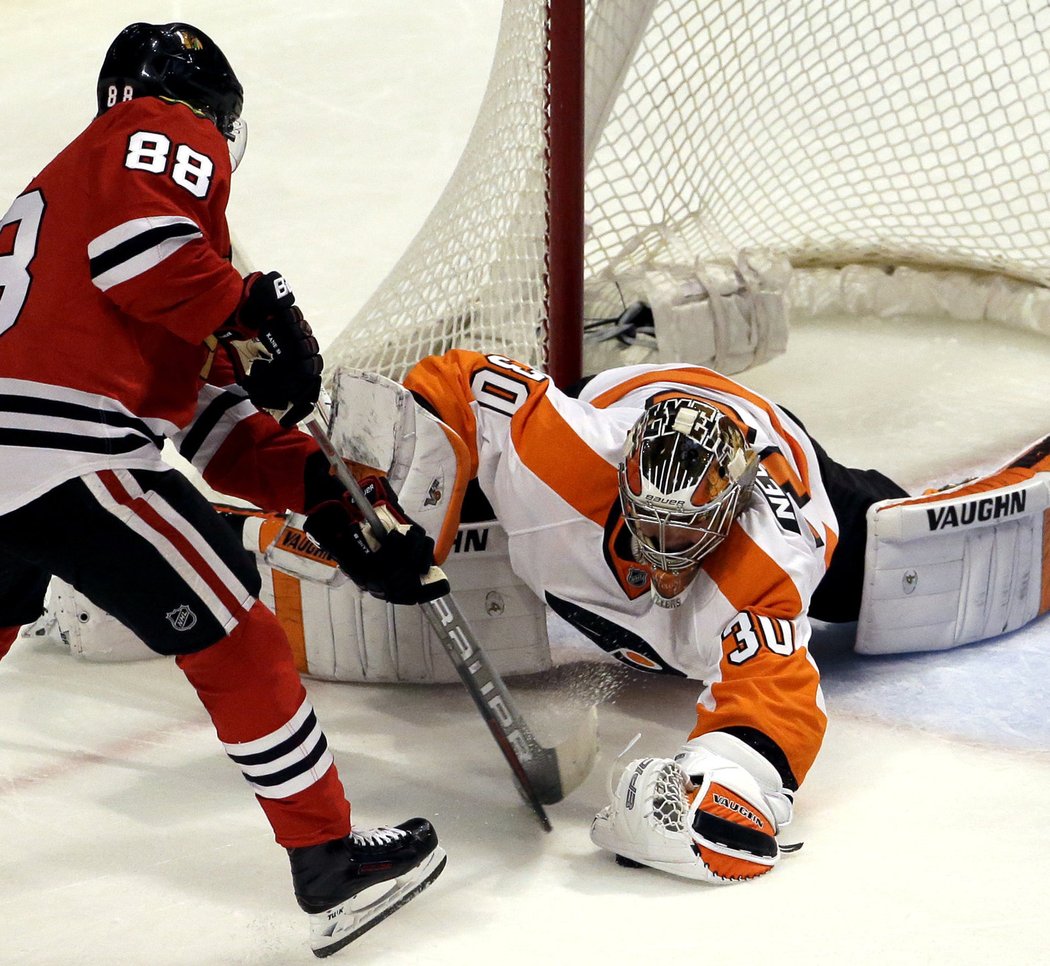 Michal Neuvirth byl klíčovou postavou Flyers při výhře s Chicagem