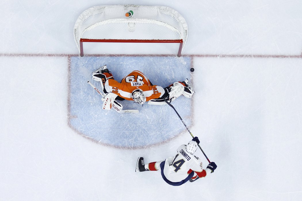 Brankář Flyers Carter Hart a jeho důležitý zákrok.