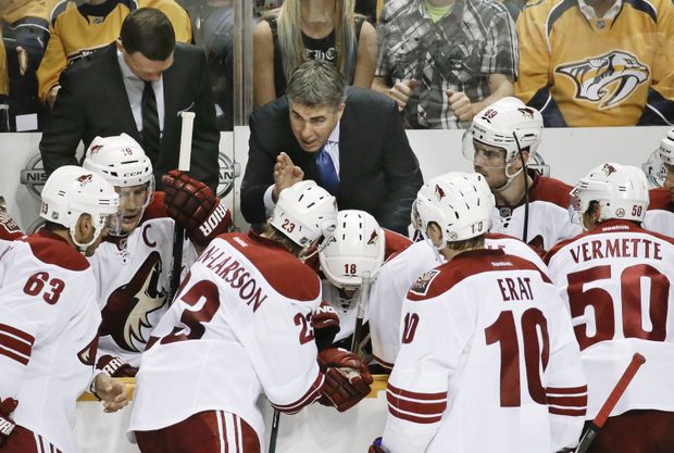 Dave Tippett z Phoenixu právě vysvětluje svým svěřencům jak na Nashville. Nepodařilo se a Coyotes utíká postup do Stanley Cupu. Dave Tippett z Phoenixu právě vysvětluje svým svěřencům jak na Nashville. Nepodařilo se a Coyotes utíká postup do Stanley Cupu.
