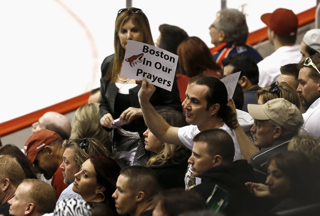 Fanoušci ve Phoenixu se připojili a ukazují, že neštěstí v Bostonu jim není lhostejné.