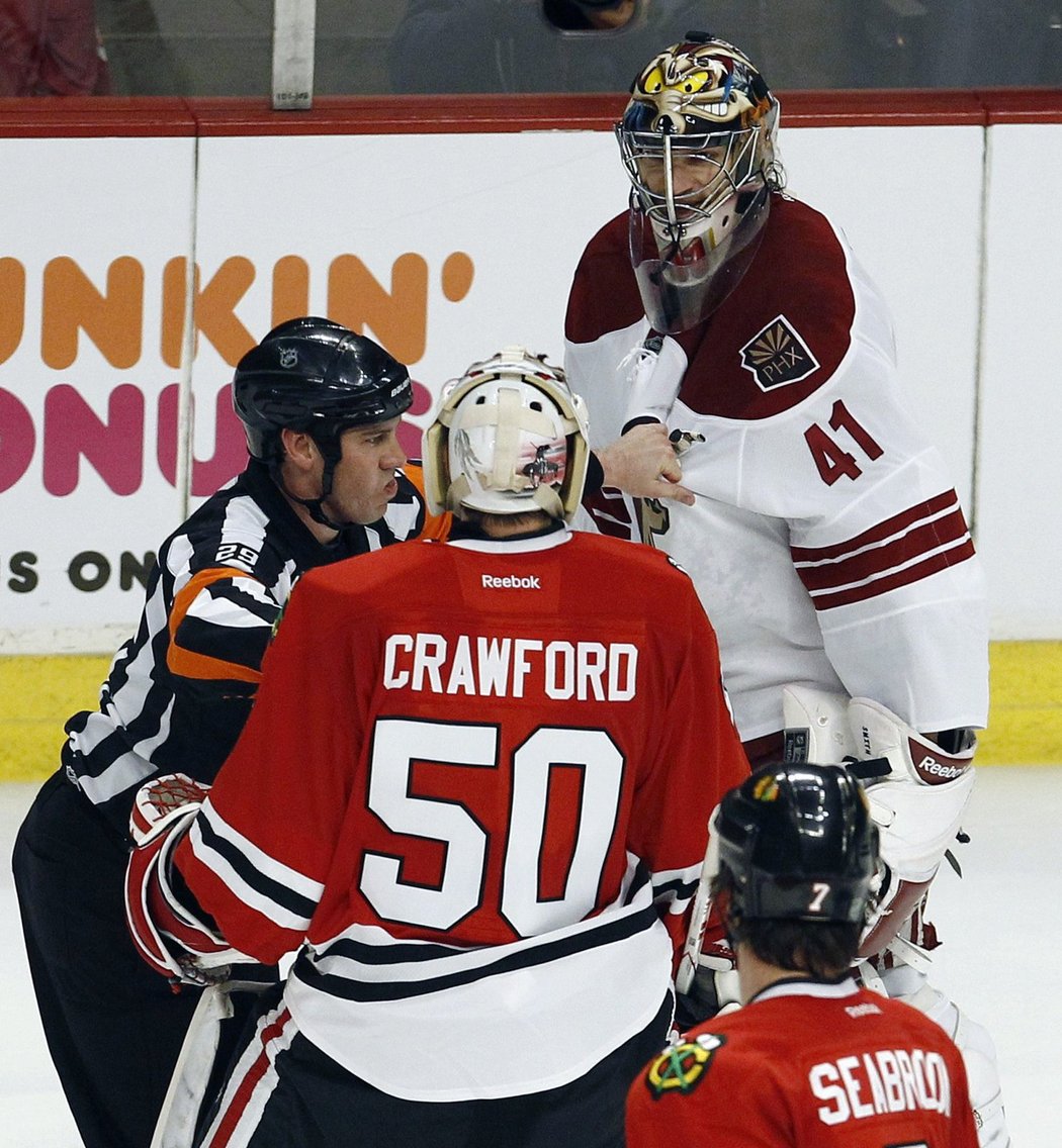 Při hromadné strkanici se málem dostali do konfliktu i gólmani Mike Smith a Corey Crawford.