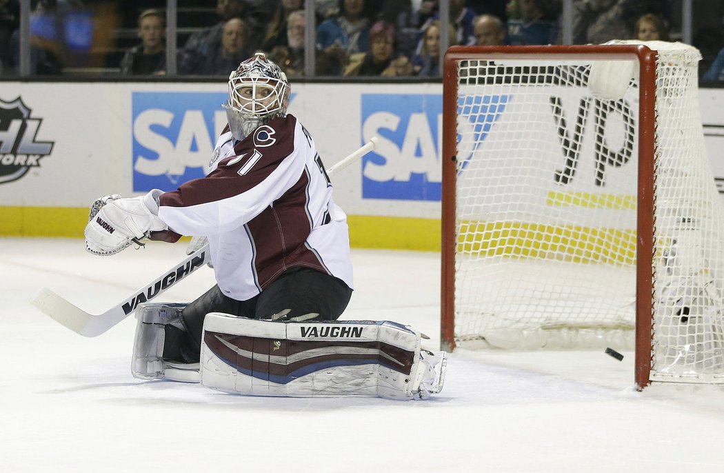 Calvin Pickard zapsal proti San Jose 35 zákroků i jeden laciný gól