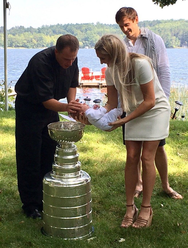 Brecken Archibald, syn útočníka Joshe Archibalda z Pittsburghu, byl pokřtěn ve Stanley Cupu