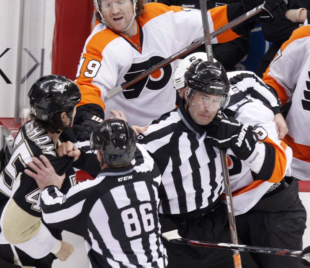 Vy vyhroceném závěru utkání mezi Penguins a Flyers se sápal domácí Asham na Rinalda.
