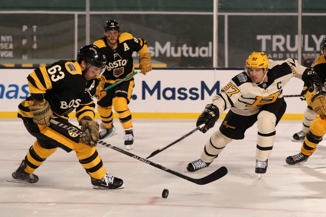 Brad Marchand během Winter Classic proti Sidney Crosbymu