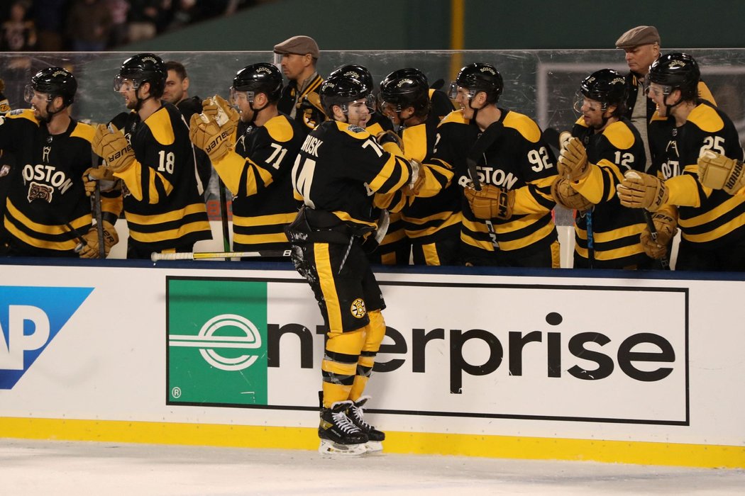 Jake DeBrusk se raduje ze vstřeleného gólu