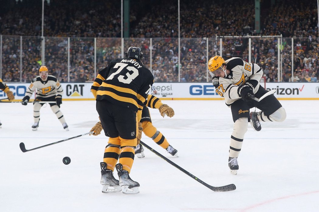 Sidney Crosby střílí během Winter Classic proti Bostonu