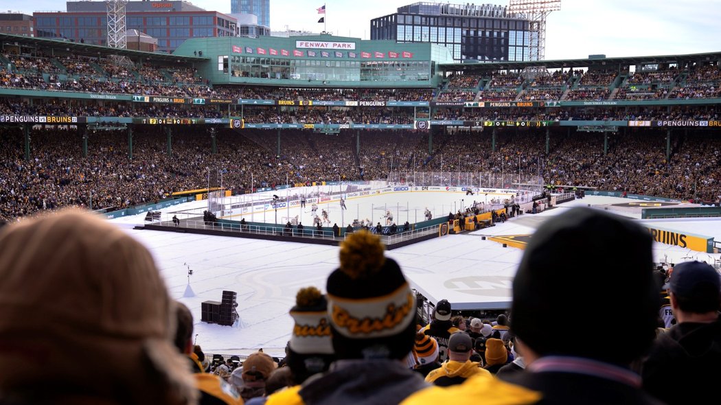 Plný Fenway Park sleduje Winter Classic mezi Bostonem a Pittsburghem