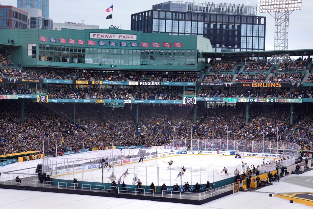 Plný Fenway Park sleduje Winter Classic mezi Bostonem a Pittsburghem