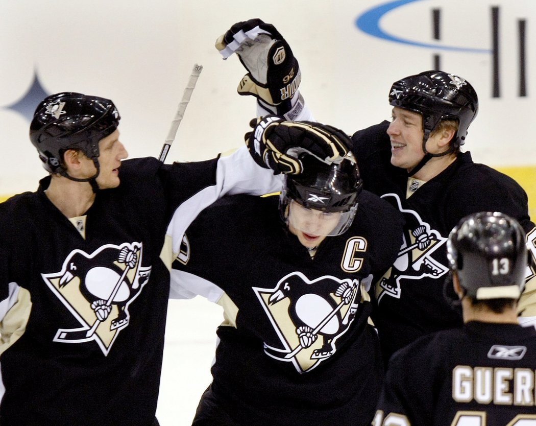 Sidney Crosby (uprostřed) přijímá gratulace ke gólu od spoluhráčů z Pittsburghu.