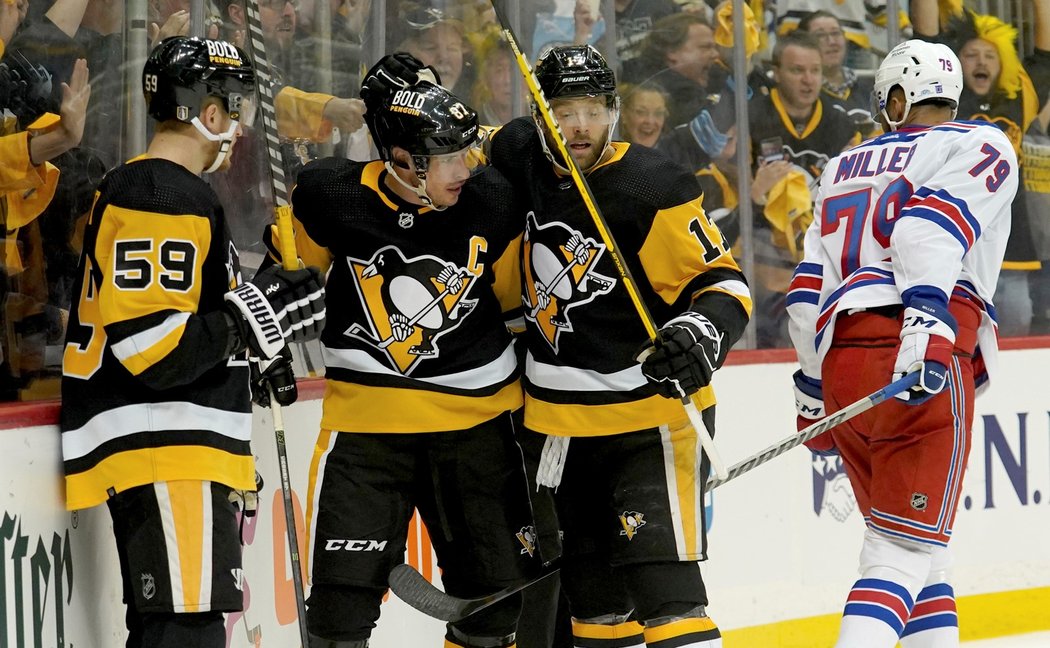 Radost hráčů Pittsburghu (uprostřed kapitán Sidney Crosby) v zápase play off NHL proti New York Rangers