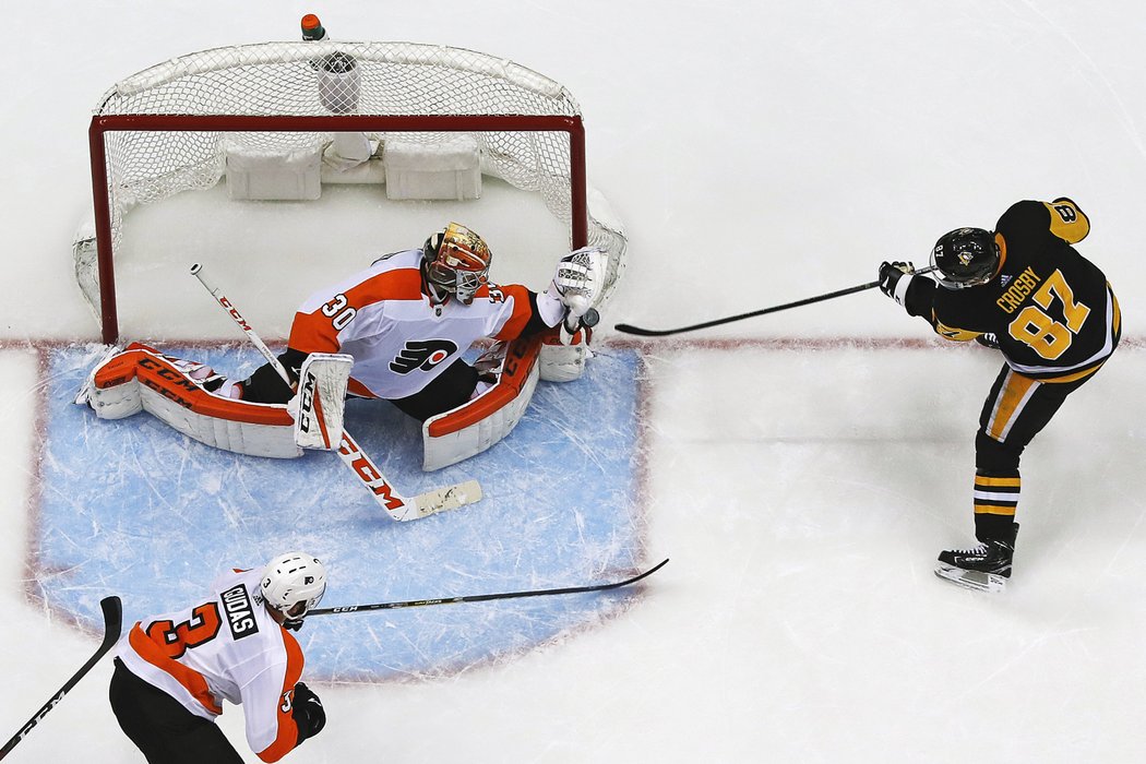 Zákrok zápasu předvedl Neuvirth proti Sidney Crosbymu