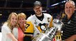 Sidney Crosby slaví se svojí rodinou zisk třetího Stanley Cupu