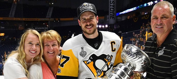 Sidney Crosby slaví se svojí rodinou zisk třetího Stanley Cupu
