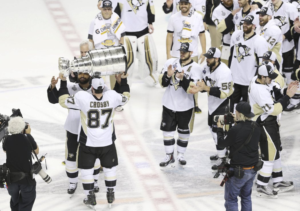 Sidney Crosby předal Stanley Cup obránci Trevoru Daleymu