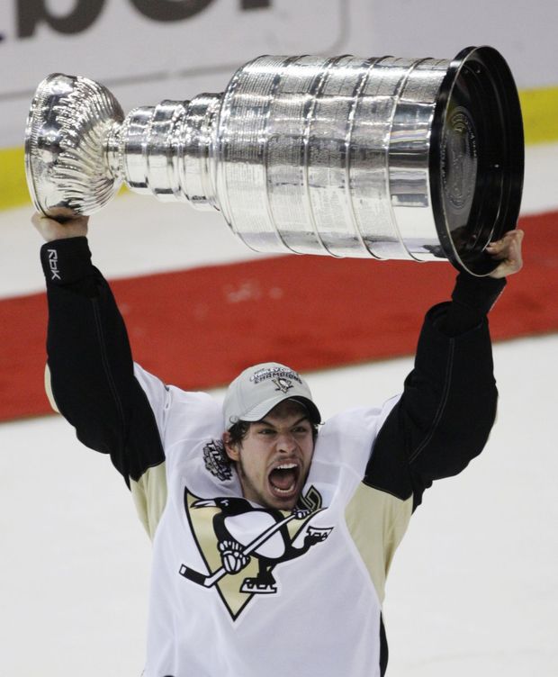 Sidney Crosby se raduje s pohárem. Sidney Crosby se raduje s pohárem.