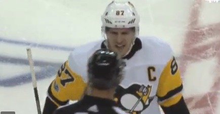 Sidney Crosby během debaty se sudím