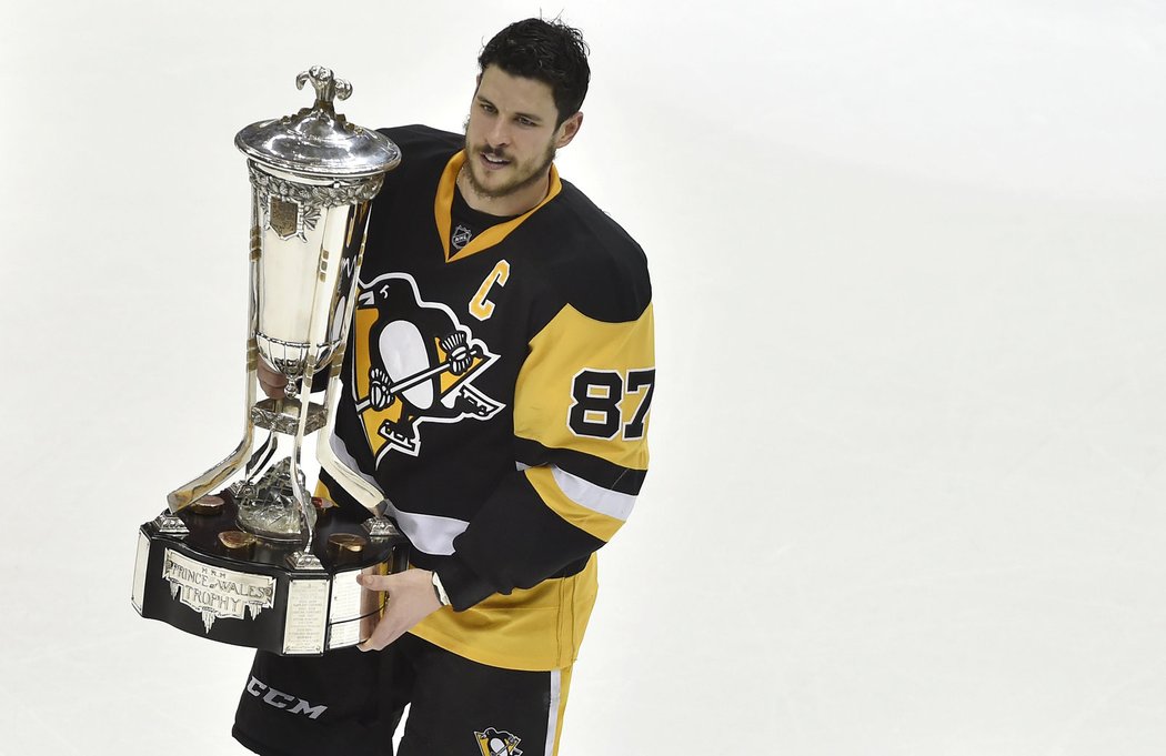 Sidney Crosby pověrčivost neřeší, trofeje pro vítěze Východní konference se klidně dotkl