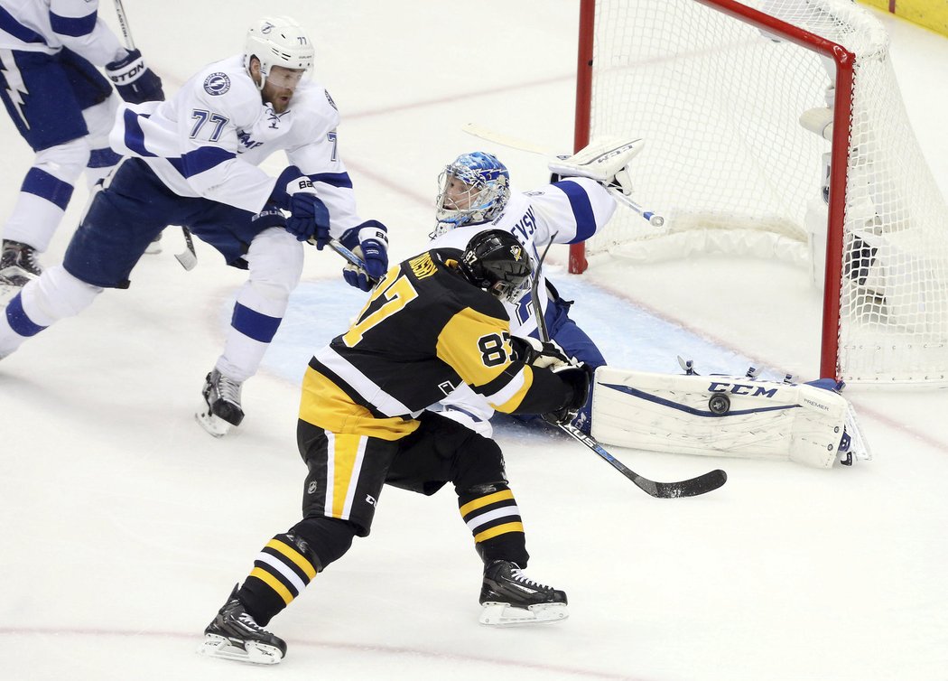 Andrei Vasilevskij se občas překonával, tady zastavil Crosbyho