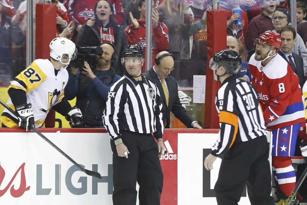 Sidney Crosby a Alexandr Ovečkin začali s pokřikováním hned v první minutě