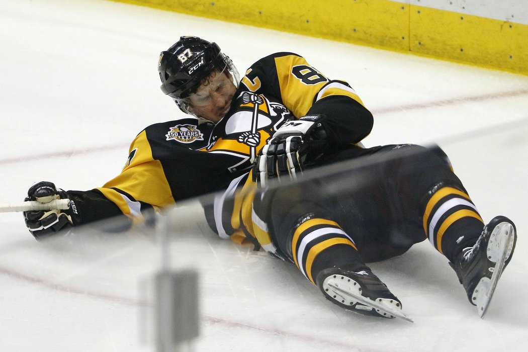 Sidney Crosby se dlouho nemohl zvednout z ledu