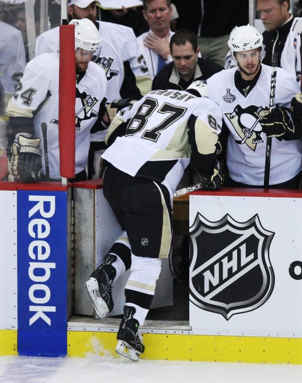 Sidney Crosby (87) odchází otřesen na střídačku po jednom z hitů. Sidney Crosby (87) odchází otřesen na střídačku po jednom z hitů.