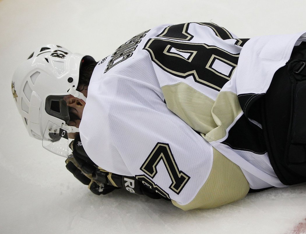 Crosby se zvládl do zápasu i po zásahu pukem vrátit.