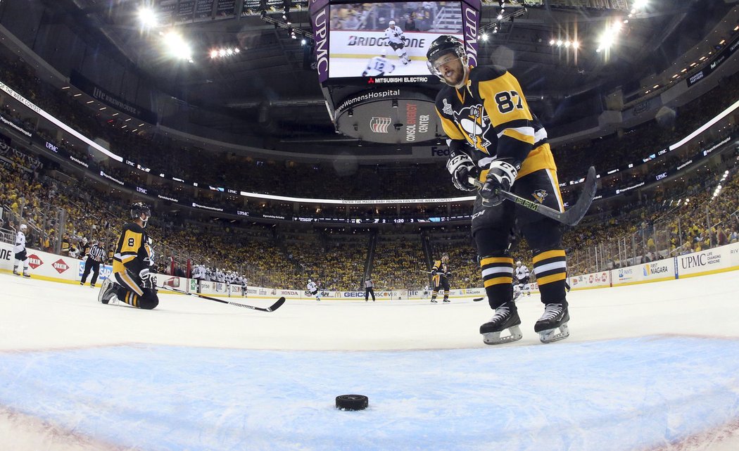 Konec, Sidney Crosby už ví, že dnes Stanley Cup nad hlavu nezdvihne