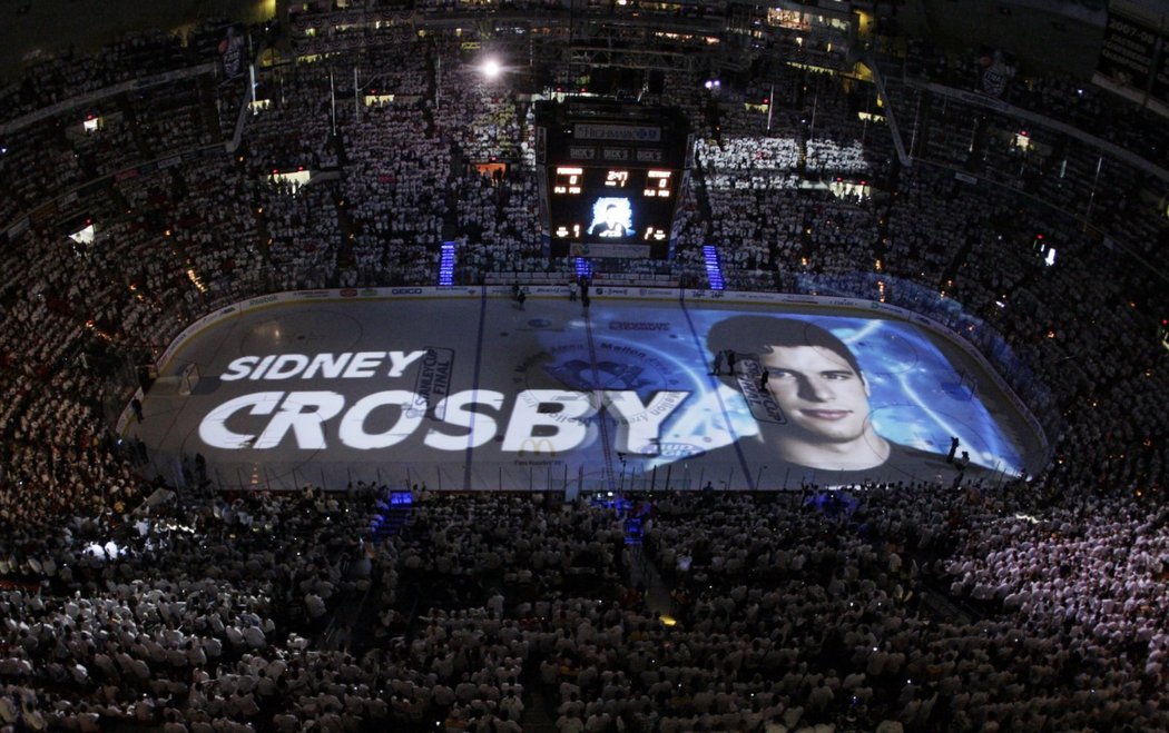 Hvězda Pittsburghu Sidney Crosby je představován před začátkem utkání.