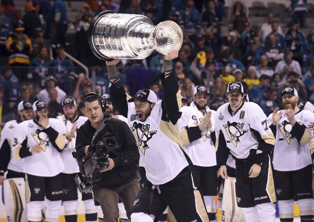 Matt Cullen se ze Stanley Cupu radoval podruhé, kdysi ho získal s Carolinou