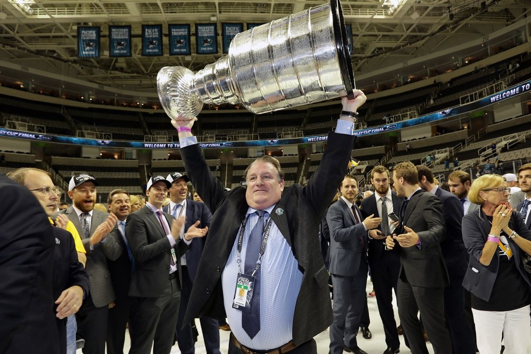 Někdejší trenér farmy Penguins Clark Donatelli slaví s Pittsburghem Stanley Cup v roce 2016