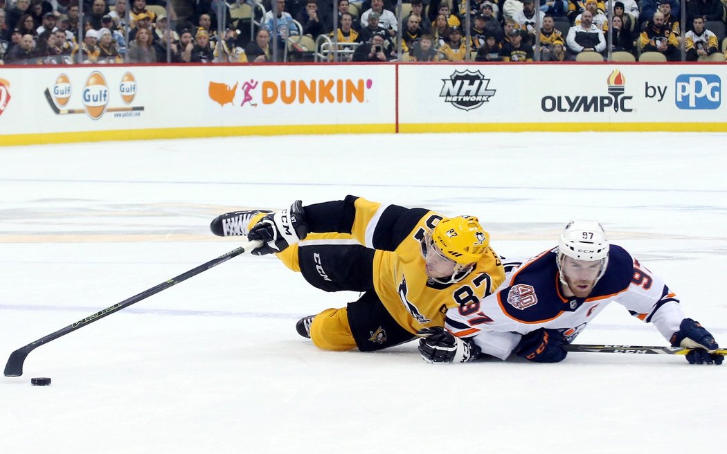 I v šestém vzájemném duelu Sidney Crosby z Pittsburghu předčil edmontonského Connora McDavida