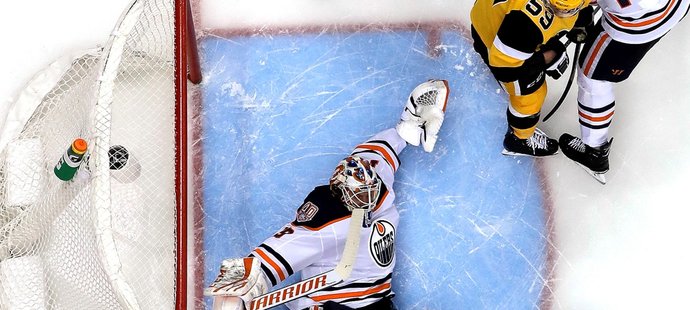 Edmontonský brankář Mikko Koskinen dělal v brance co mohl, prohru na ledě Penguins ovšem neodvrátil