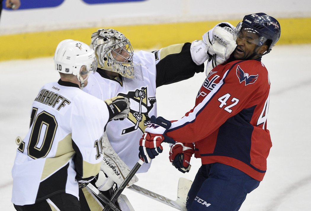 Marc-Andre Fleury si dokáže brankoviště ohlídat sám. Ránu schytal Joel Ward z Washingtonu.