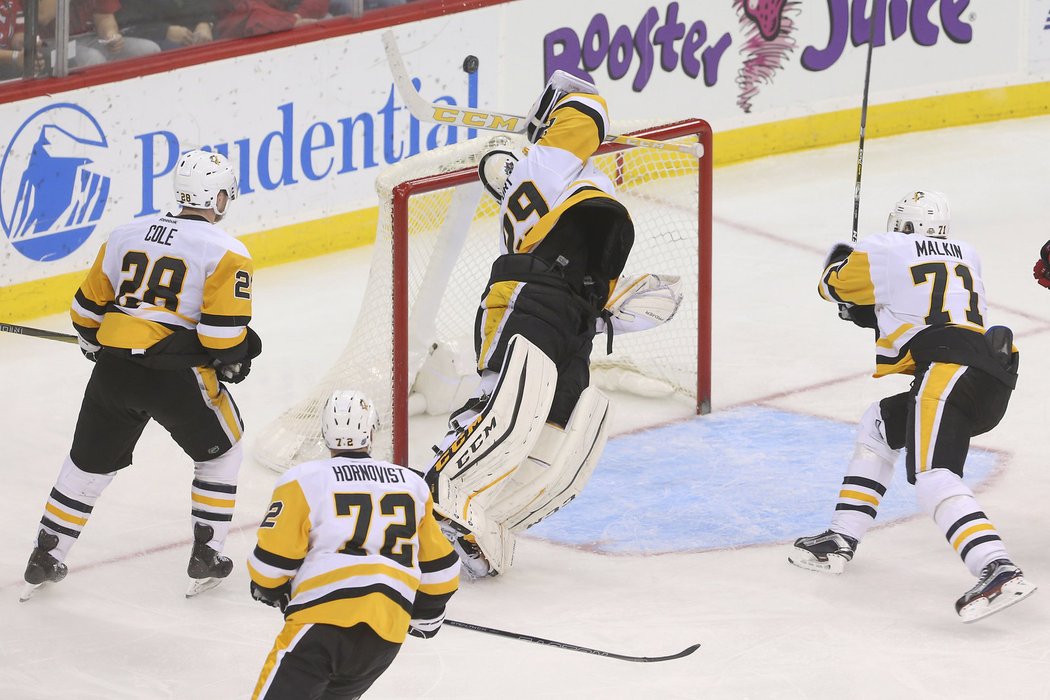 Marc-Andre Fleury předvedl proti Devils akrobatický zákrok