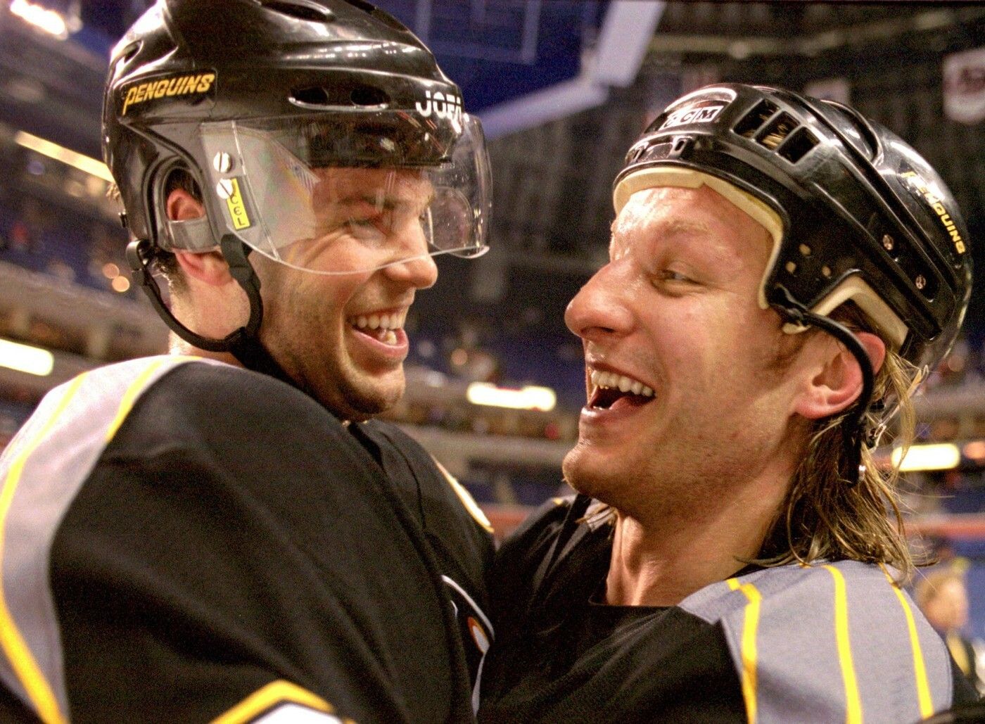 Jaromír Jágr se raduje společně s parťákem z Pittsburghu Dariusem Kasparaitisem Jaromír Jágr se raduje společně s parťákem z Pittsburghu Dariusem Kasparaitisem