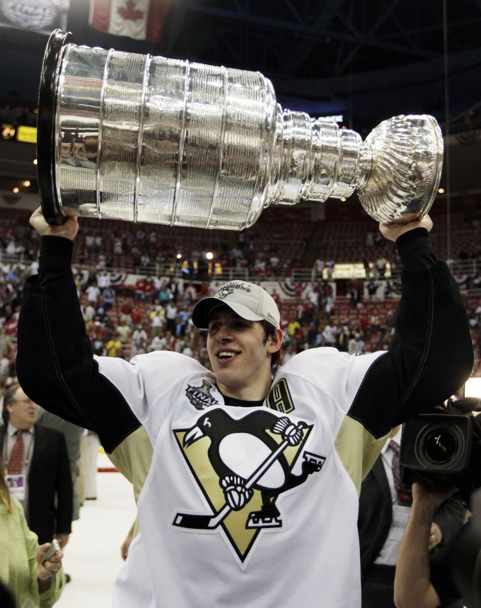 V roce 2009 vyhrál se Pittsburghem Stanley Cup.