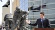 Mario Lemieux promlouvá k novinářům a fanouškům u čerstvě odhalené sochy, která bude v Pittsburghu připomínat jeho hokejové umění
