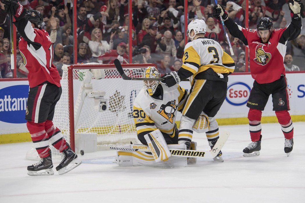 Clarke MacArthur (vlevo) ve 39. minutě snižoval na 1:3