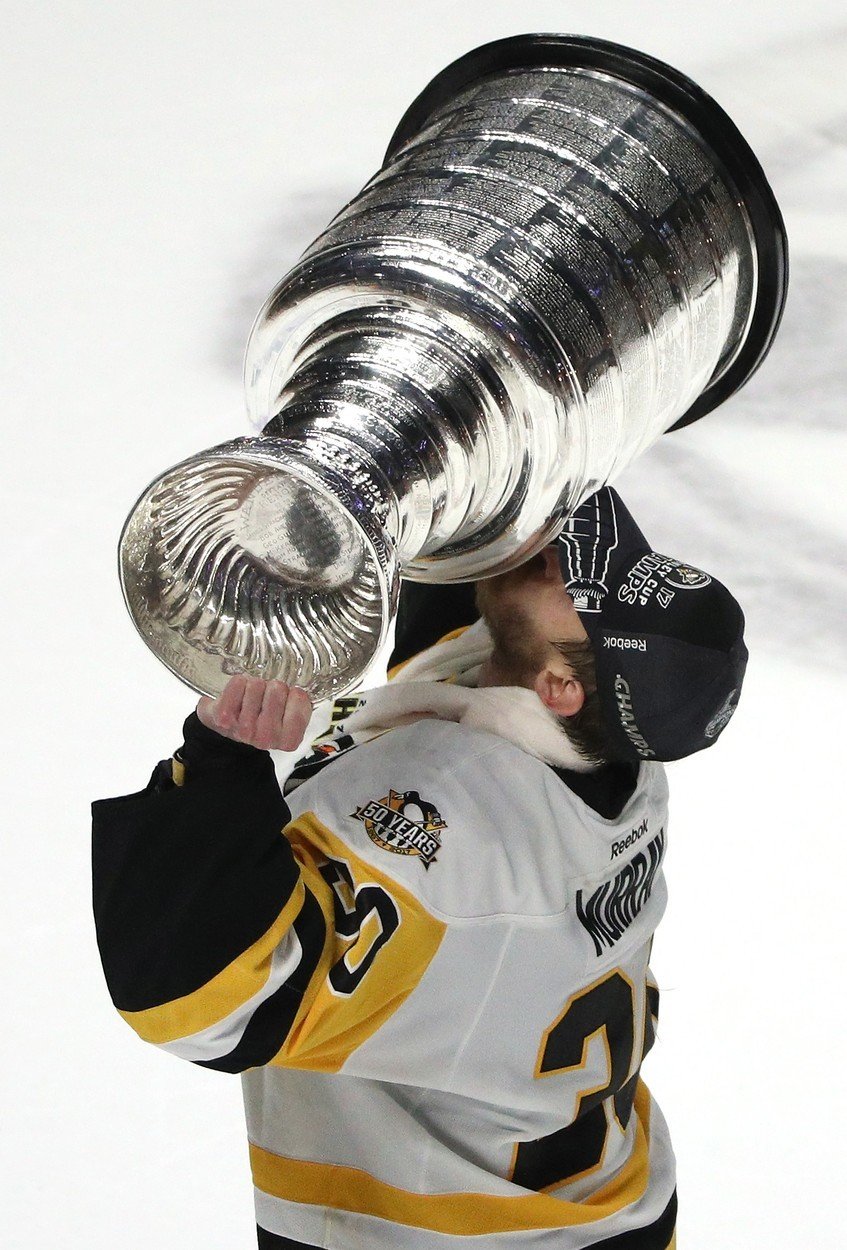 Matt Murray mohl po konci sezony 2016/17 políbit Stanley Cup.