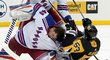 Tvrdý střet v utkání play off NHL mezi New Yorkem Rangers a Pittsburghem