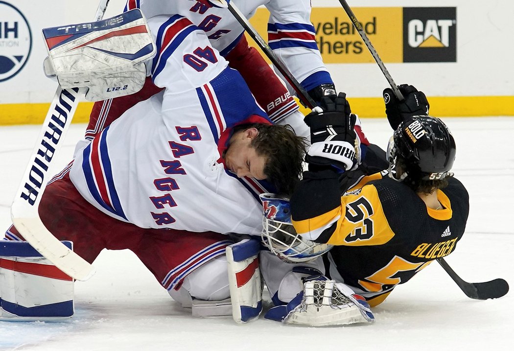 Tvrdý střet v utkání play off NHL mezi New Yorkem Rangers a Pittsburghem