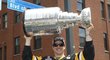 Sidney Crosby se Stanley Cupem na oslavách v Pittsburghu