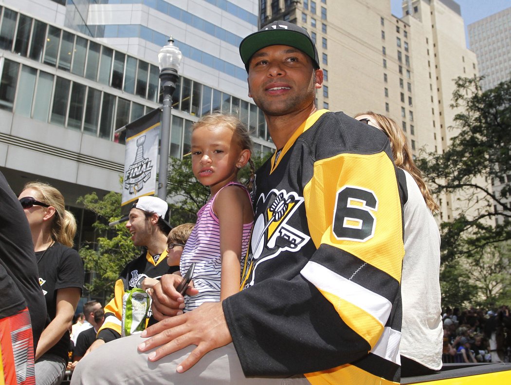 Obránce Trevor Daley na oslavách titulu