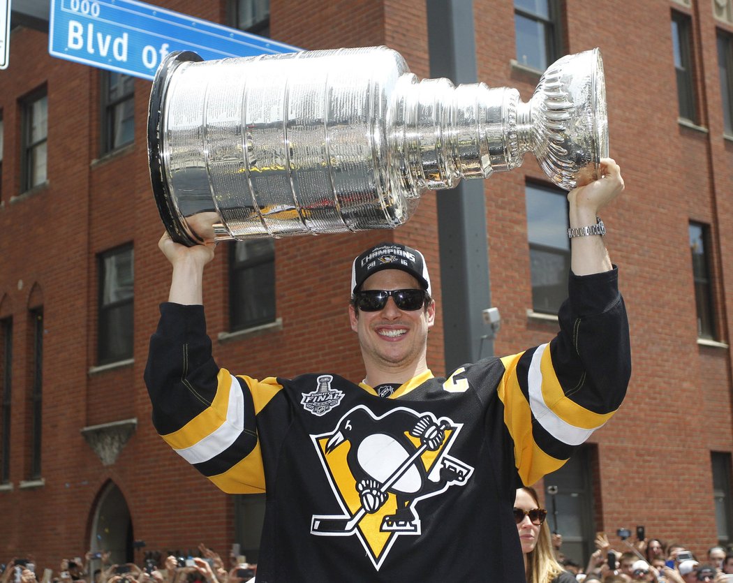 Sidney Crosby se Stanley Cupem na oslavách v Pittsburghu