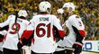 Hokejisté Ottawy oslavují gól v play off
