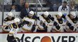 Patrice Bergeron z Bostonu slaví svou trefu proti Pittsburghu. Bruins porazili Penguins 6:1